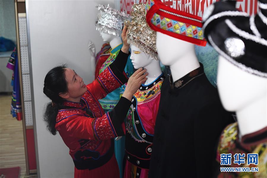 （兩會(huì)人物&middot;圖文互動(dòng)）（5）帶娃、賺錢兩不誤&mdash;&mdash;一位農(nóng)民工代表眼中的脫貧新工作