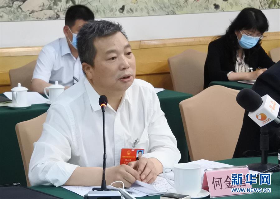 （兩會&middot;熱點畫報）（5）代表委員建言統(tǒng)籌做好經(jīng)濟社會發(fā)展工作