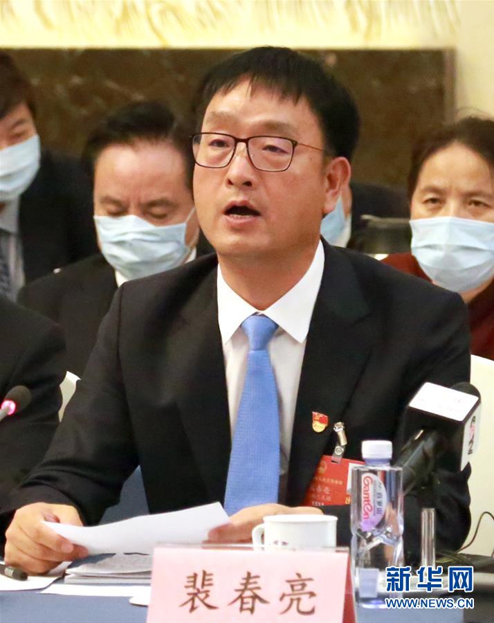 (兩會(huì)·熱點(diǎn)畫報(bào))(7)代表委員建言統(tǒng)籌做好經(jīng)濟(jì)社會(huì)發(fā)展工作