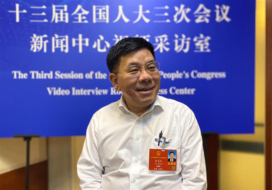 (兩會(huì)·熱點(diǎn)畫報(bào))(9)代表委員建言統(tǒng)籌做好經(jīng)濟(jì)社會(huì)發(fā)展工作