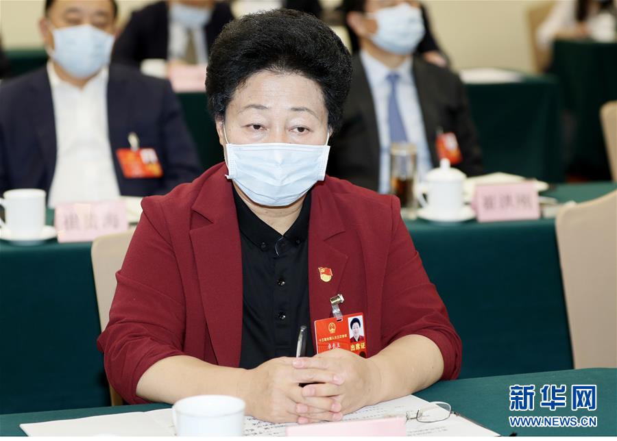 （兩會&middot;熱點畫報）（12）代表委員建言統籌做好經濟社會發(fā)展工作