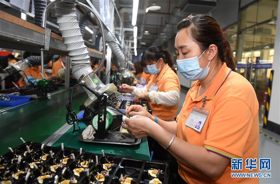 （兩會&middot;熱點畫報）（14）代表委員建言統(tǒng)籌做好經濟社會發(fā)展工作