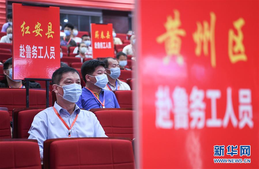 (兩會·熱點畫報)(15)代表委員建言統(tǒng)籌做好經(jīng)濟社會發(fā)展工作