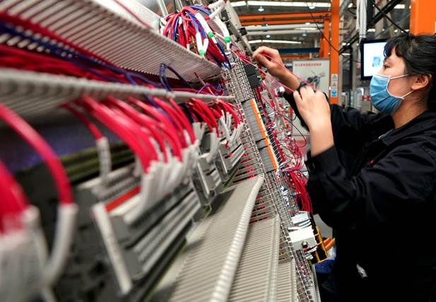 4月21日，在位于河南省許昌市的許繼電氣股份有限公司內(nèi)，工作人員在生產(chǎn)線上作業(yè)。新華社記者李安攝