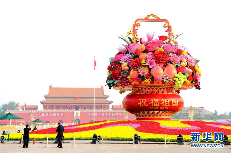 （圖文互動）（2）7小時組裝！18米高巨型&ldquo;花果籃&rdquo;亮相天安門廣場