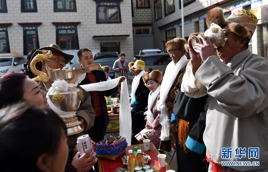 （兩會(huì)前夕看落實(shí)&middot;圖文互動(dòng)）（4）格?；ㄩ_ 幸福路寬&mdash;&mdash;西藏落實(shí)習(xí)近平總書記全國(guó)兩會(huì)重要講話精神紀(jì)實(shí)