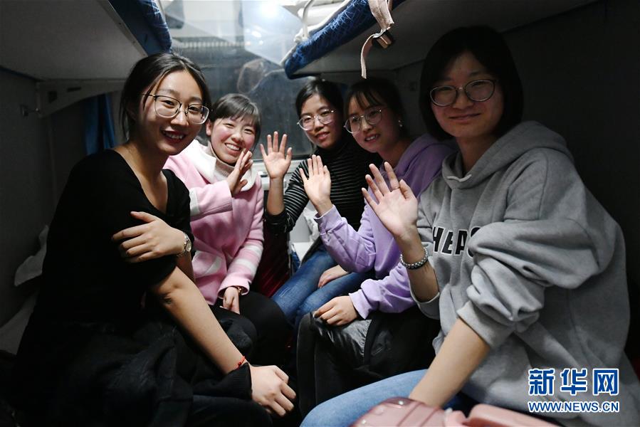 (新華全媒頭條·圖文互動)(2)凝心鑄師魂 立德育新人——以習(xí)近平同志為核心的黨中央關(guān)心教師隊(duì)伍建設(shè)紀(jì)實(shí)