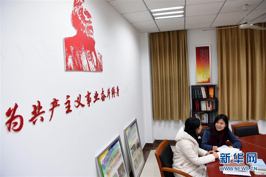 (新華全媒頭條·圖文互動)(3)凝心鑄師魂 立德育新人——以習(xí)近平同志為核心的黨中央關(guān)心教師隊(duì)伍建設(shè)紀(jì)實(shí)