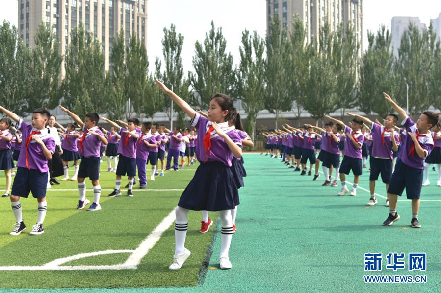 （體育&middot;圖文互動）（1）（在習(xí)近平新時代中國特色社會主義思想指引下&mdash;&mdash;新時代新作為新篇章&middot;總書記關(guān)心的百姓身邊事）奔跑吧，少年！&mdash;&mdash;體育讓孩子們插上強(qiáng)壯的翅膀（配本社同題文字稿）