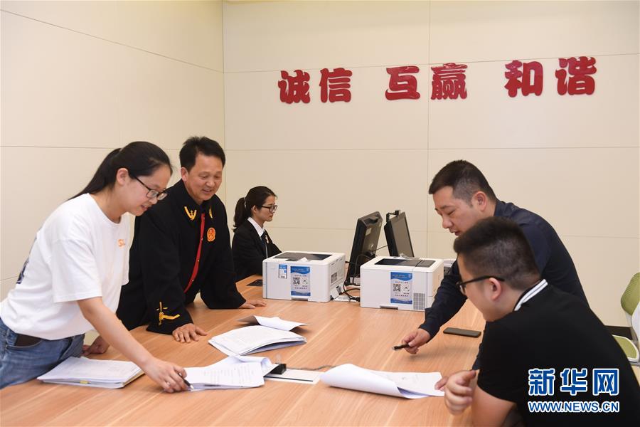 (新華全媒頭條·圖文互動)(8)開啟法治中國新時代——以習(xí)近平同志為核心的黨中央推進全面依法治國紀(jì)實