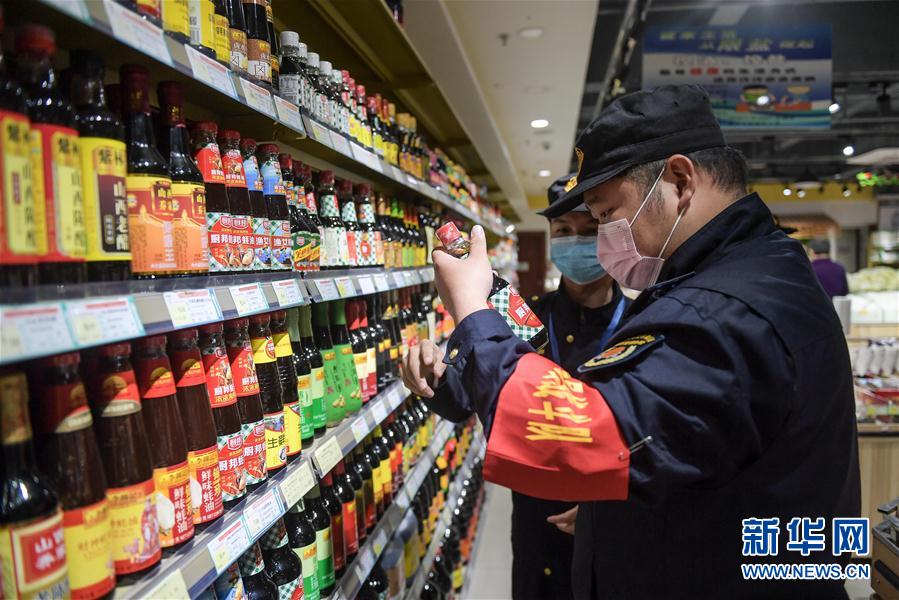 （在習(xí)近平新時(shí)代中國(guó)特色社會(huì)主義思想指引下&mdash;&mdash;新時(shí)代新作為新篇章&middot;習(xí)近平總書(shū)記關(guān)切事）（1）&ldquo;平凡英雄&rdquo;的力量&mdash;&mdash;致敬堅(jiān)守戰(zhàn)&ldquo;疫&rdquo;一線(xiàn)的社區(qū)工作者 