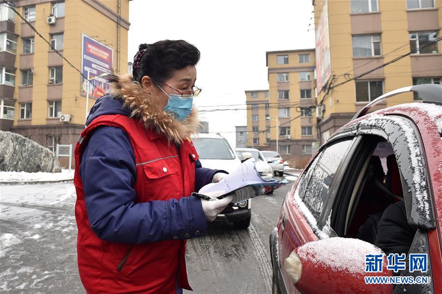 （習近平致敬的戰(zhàn)&ldquo;疫&rdquo;英雄&middot;社區(qū)工作者篇&middot;圖文互動）（1）他們，堅守一線戰(zhàn)風雨