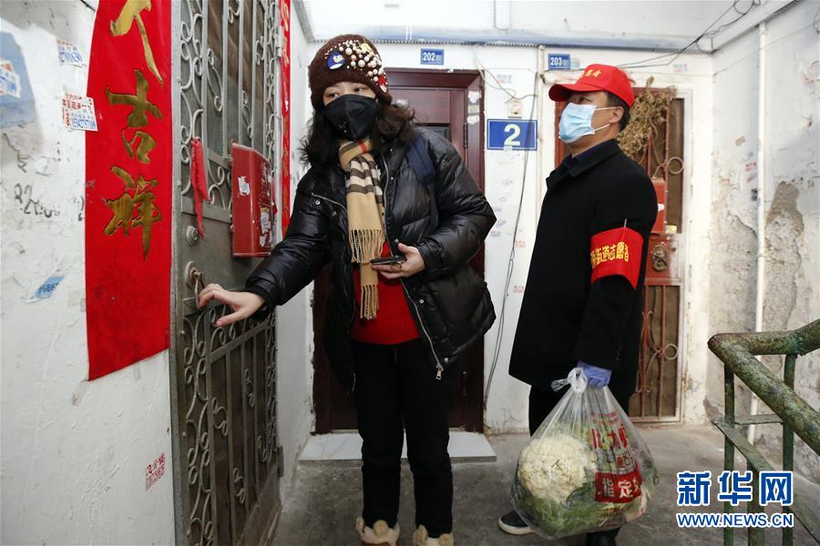 （習近平致敬的戰(zhàn)&ldquo;疫&rdquo;英雄&middot;社區(qū)工作者篇&middot;圖文互動）（6）他們，堅守一線戰(zhàn)風雨