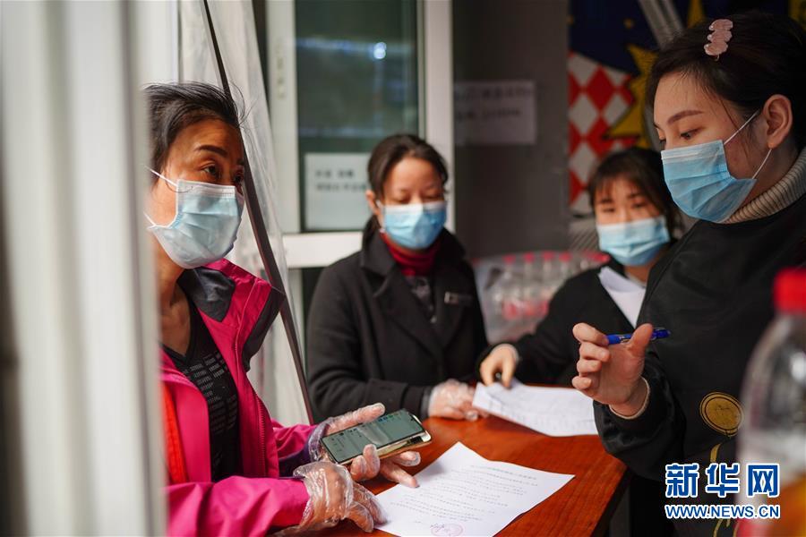 （習近平致敬的戰(zhàn)&ldquo;疫&rdquo;英雄&middot;社區(qū)工作者篇&middot;圖文互動）（7）他們，堅守一線戰(zhàn)風雨