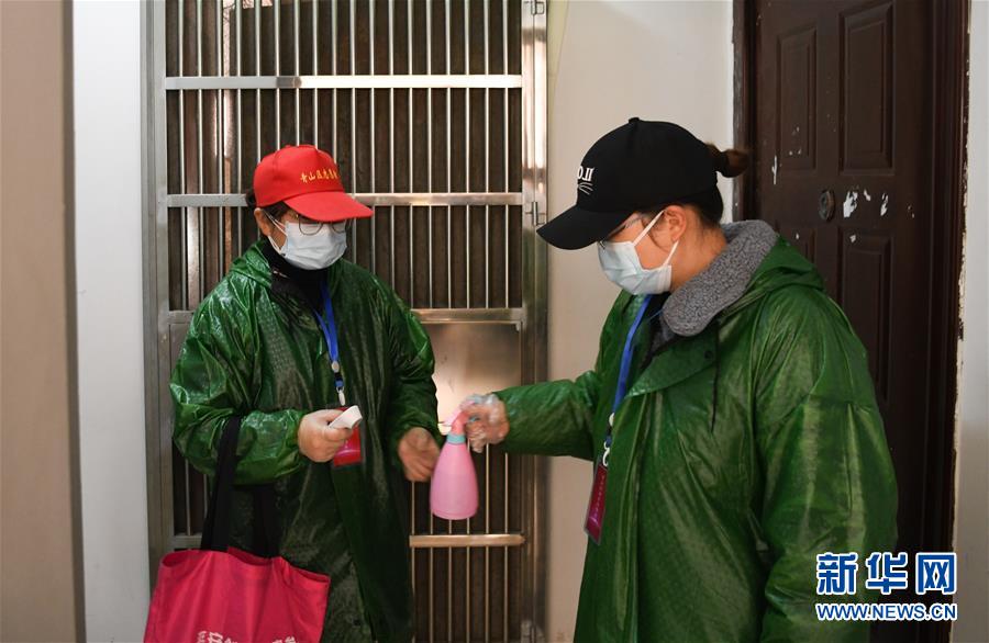 （習近平致敬的戰(zhàn)&ldquo;疫&rdquo;英雄&middot;社區(qū)工作者篇&middot;圖文互動）（9）他們，堅守一線戰(zhàn)風雨