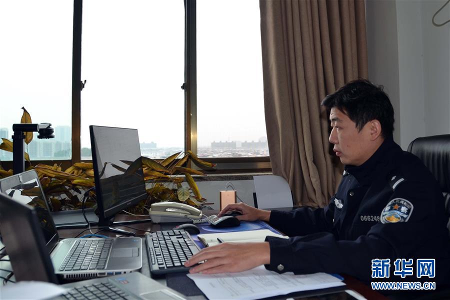 （習近平致敬的戰(zhàn)&ldquo;疫&rdquo;英雄&middot;公安干警篇&middot;圖文互動）（8）他們，抗疫一線鑄警魂