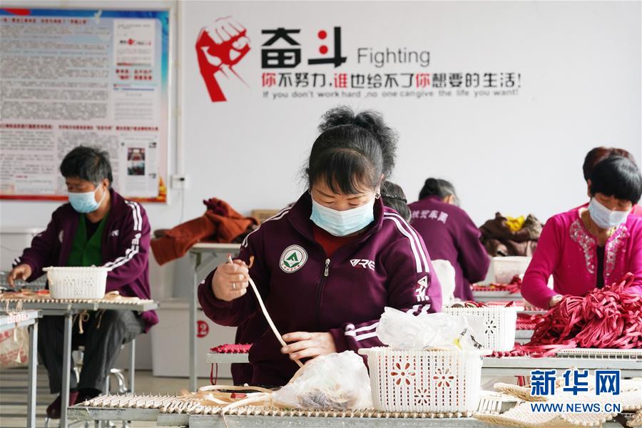 (在習(xí)近平新時(shí)代中國(guó)特色社會(huì)主義思想指引下——新時(shí)代新作為新篇章·習(xí)近平總書(shū)記關(guān)切事·圖文互動(dòng))(6)讓貧困勞動(dòng)力端穩(wěn)就業(yè)的“飯碗”——各地就業(yè)扶貧不松勁鞏固脫貧成果