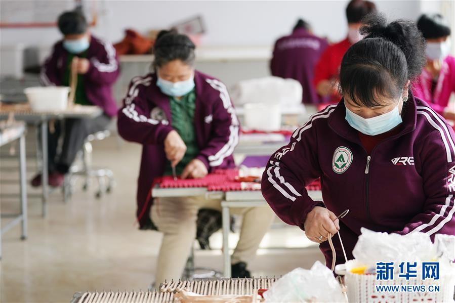 (在習(xí)近平新時(shí)代中國(guó)特色社會(huì)主義思想指引下——新時(shí)代新作為新篇章·習(xí)近平總書(shū)記關(guān)切事·圖文互動(dòng))(4)讓貧困勞動(dòng)力端穩(wěn)就業(yè)的“飯碗”——各地就業(yè)扶貧不松勁鞏固脫貧成果