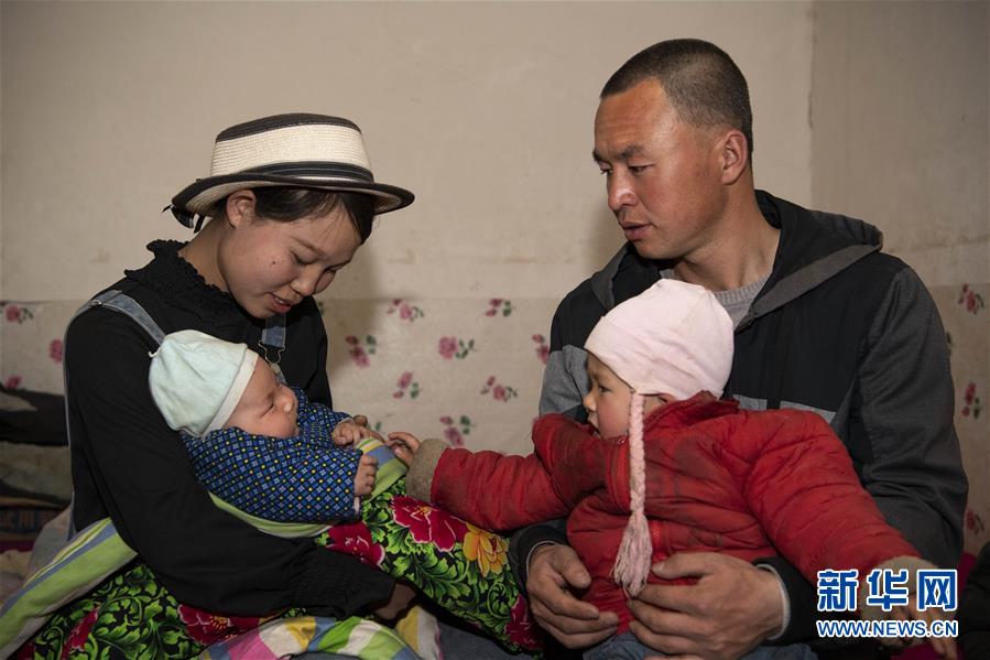 (新華全媒頭條·圖文互動)(2)春天里的5個“戰(zhàn)貧”瞬間——習近平總書記關(guān)于脫貧攻堅決策部署指引攻克最后的深貧堡壘