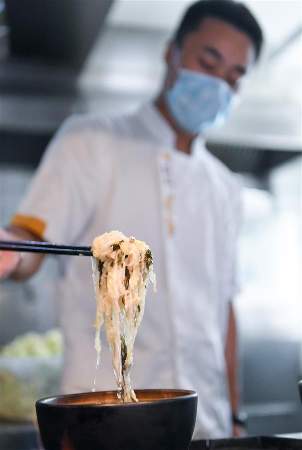 （在習(xí)近平新時(shí)代中國特色社會(huì)主義思想指引下&mdash;&mdash;新時(shí)代新作為新篇章&middot;習(xí)近平總書記關(guān)切事&middot;圖文互動(dòng)）（1）讓&ldquo;舌尖上的節(jié)約&rdquo;成為習(xí)慣&mdash;&mdash;全社會(huì)營造浪費(fèi)可恥、節(jié)約為榮的氛圍掃描