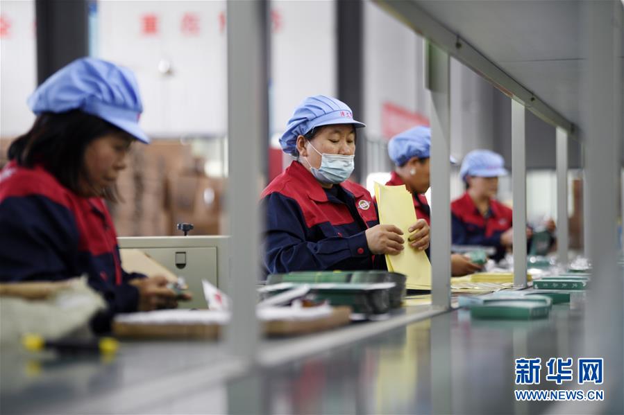 （在習(xí)近平新時(shí)代中國(guó)特色社會(huì)主義思想指引下&mdash;&mdash;新時(shí)代新作為新篇章&middot;習(xí)近平總書記關(guān)切事&middot;圖文互動(dòng)）（1）&ldquo;綠色銀行&rdquo;發(fā)工資、&ldquo;股東&rdquo;分紅來敲門&hellip;&hellip;&mdash;&mdash;探索長(zhǎng)效脫貧致富新機(jī)制見聞