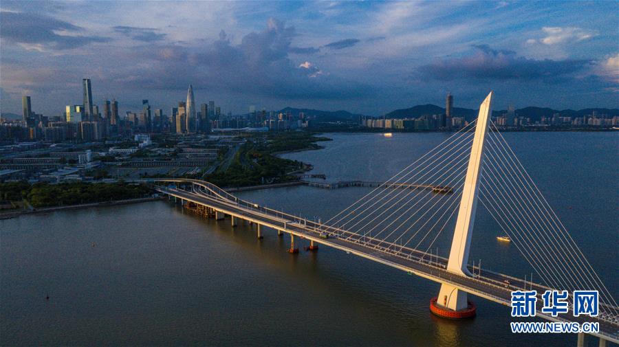 (在習(xí)近平新時(shí)代中國(guó)特色社會(huì)主義思想指引下——新時(shí)代新作為新篇章·習(xí)近平總書(shū)記關(guān)切事·圖文互動(dòng))(1)我家大門(mén)常打開(kāi)——經(jīng)濟(jì)特區(qū)全方位對(duì)外開(kāi)放故事