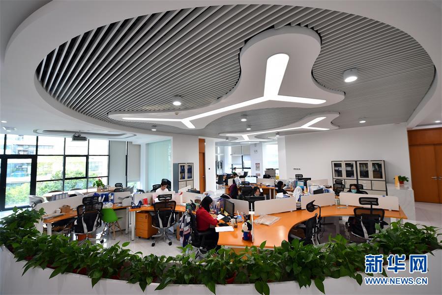 (在習(xí)近平新時(shí)代中國(guó)特色社會(huì)主義思想指引下——新時(shí)代新作為新篇章·習(xí)近平總書(shū)記關(guān)切事·圖文互動(dòng))(4)我家大門(mén)常打開(kāi)——經(jīng)濟(jì)特區(qū)全方位對(duì)外開(kāi)放故事