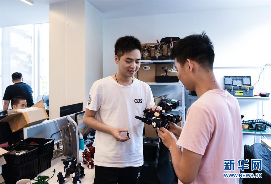 (在習(xí)近平新時(shí)代中國(guó)特色社會(huì)主義思想指引下——新時(shí)代新作為新篇章·習(xí)近平總書(shū)記關(guān)切事·圖文互動(dòng))(8)我家大門(mén)常打開(kāi)——經(jīng)濟(jì)特區(qū)全方位對(duì)外開(kāi)放故事