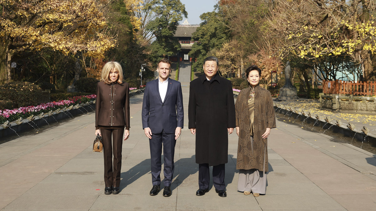 習近平同法國總統(tǒng)馬克龍在成都進行友好交流