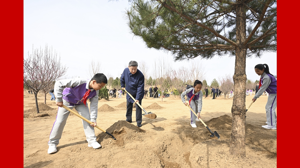 黨和國家領(lǐng)導(dǎo)人參加首都義務(wù)植樹活動
