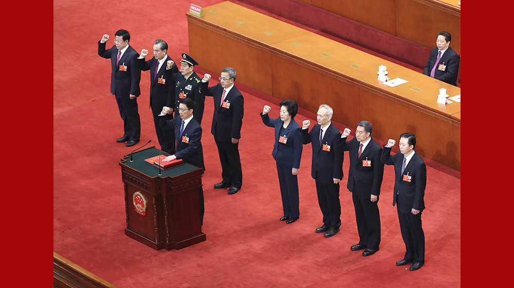 國(guó)務(wù)院副總理、國(guó)務(wù)委員、秘書長(zhǎng)進(jìn)行憲法宣誓