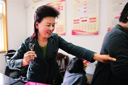 梁慧麗自己帶頭干，身邊人從跟著干到搶著干