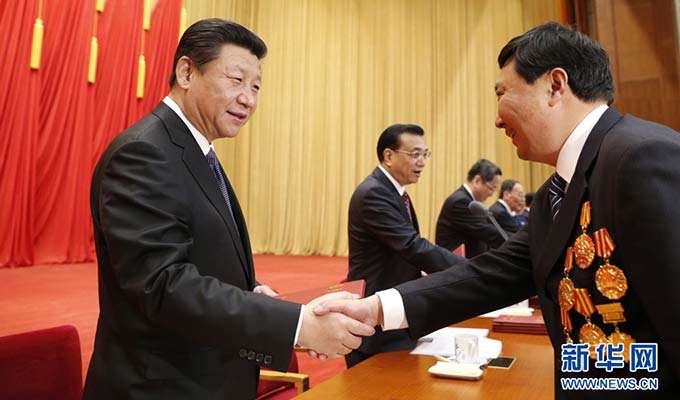 習近平等黨和國家領(lǐng)導(dǎo)人向全國勞動模范和先進工作者頒發(fā)榮譽證書