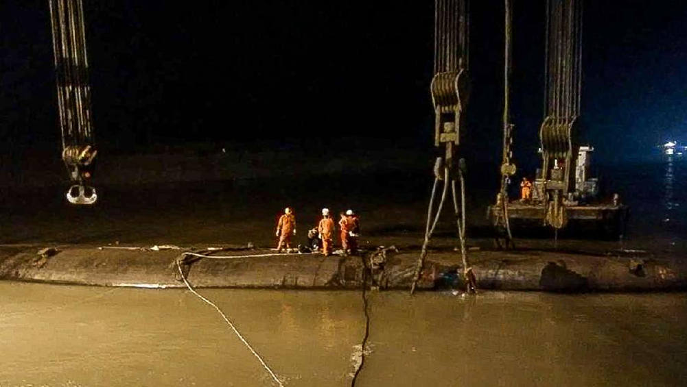 救援人員為&ldquo;東方之星&rdquo;輪扶正打撈工作做準備