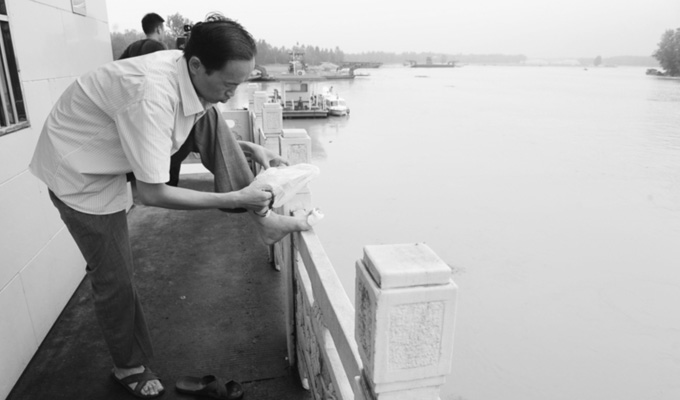 小身板有大力量，拖著腳傷跑新聞