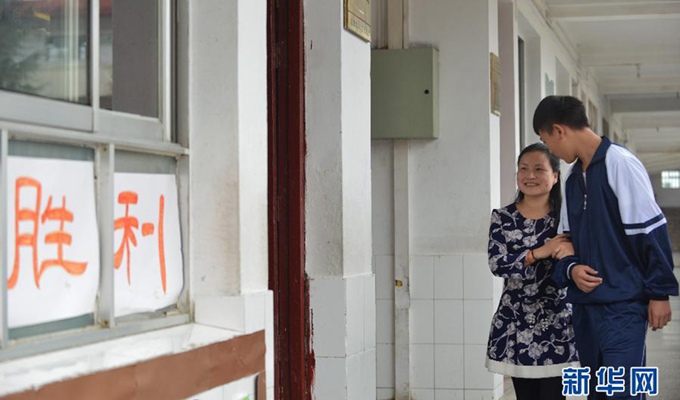 劉芳在學(xué)生協(xié)助下，前去上課