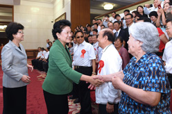 劉延?xùn)|看望&ldquo;中華人口獎(jiǎng)&rdquo;獲獎(jiǎng)?wù)叽? /></a></td>
</tr>
<tr>
<td align=