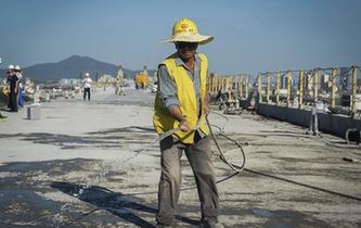 南京：&ldquo;三伏&rdquo;天里修大橋