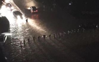 暴雨中的&ldquo;最美人墻&rdquo;找到了！