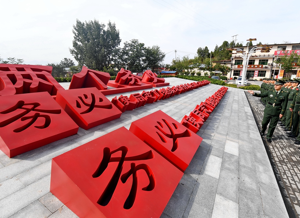 全面從嚴(yán)治黨，以更高能力和水平引領(lǐng)新時(shí)代