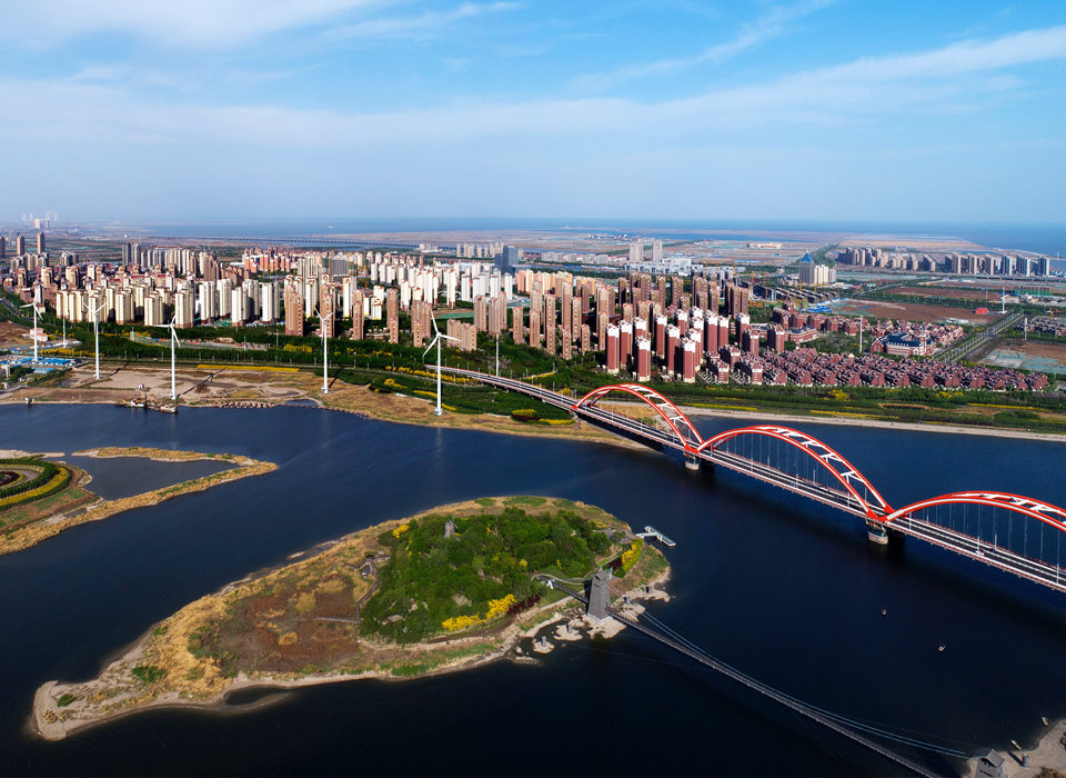 銳意進(jìn)取，埋頭苦干，向著偉大目標(biāo)奮力前行