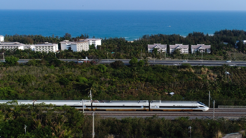 春潮拍岸千帆進(jìn)&mdash;&mdash;海南特區(qū)改革開放30年紀(jì)實