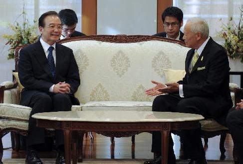 溫家寶會見泰國樞密院主席炳&middot;廷素拉暖