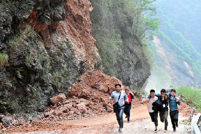 實(shí)拍：志愿者冒飛石向?yàn)?zāi)區(qū)挺進(jìn)！