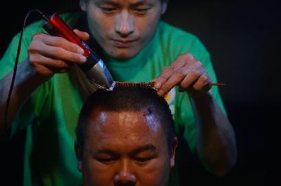 &ldquo;無(wú)聲理發(fā)師&rdquo;懷感恩之心服務(wù)災(zāi)區(qū)