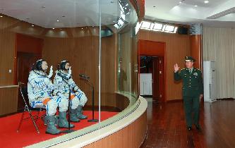 范長龍看望神舟十一號航天員景海鵬、陳冬