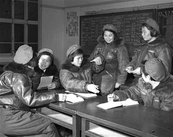 第一批女飛行員：毛澤東稱贊，細(xì)妹子不簡(jiǎn)單，飛得好高啊