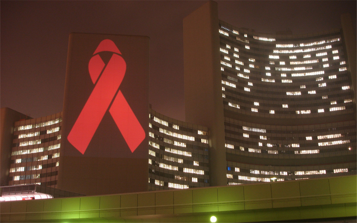 在世界艾滋病日，聯(lián)合國總部大樓點亮紅絲帶標志