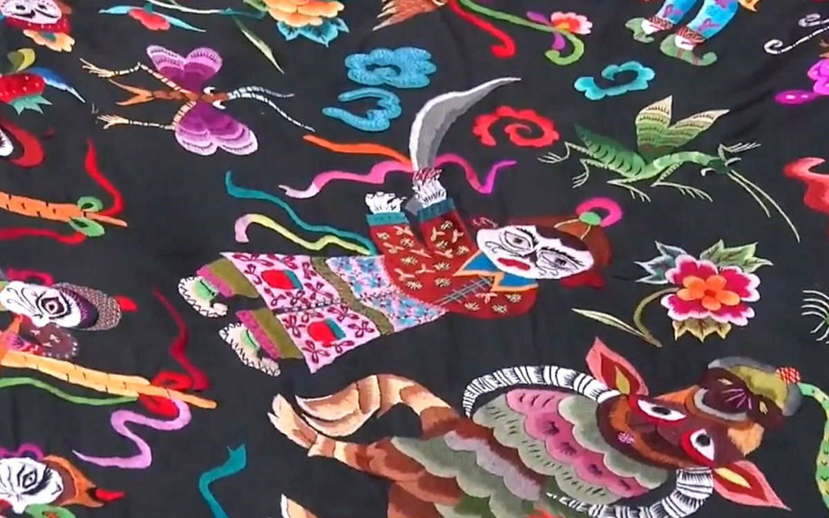 苗繡繡品慢慢得到市場(chǎng)認(rèn)可，回鄉(xiāng)的繡娘逐漸多了起來