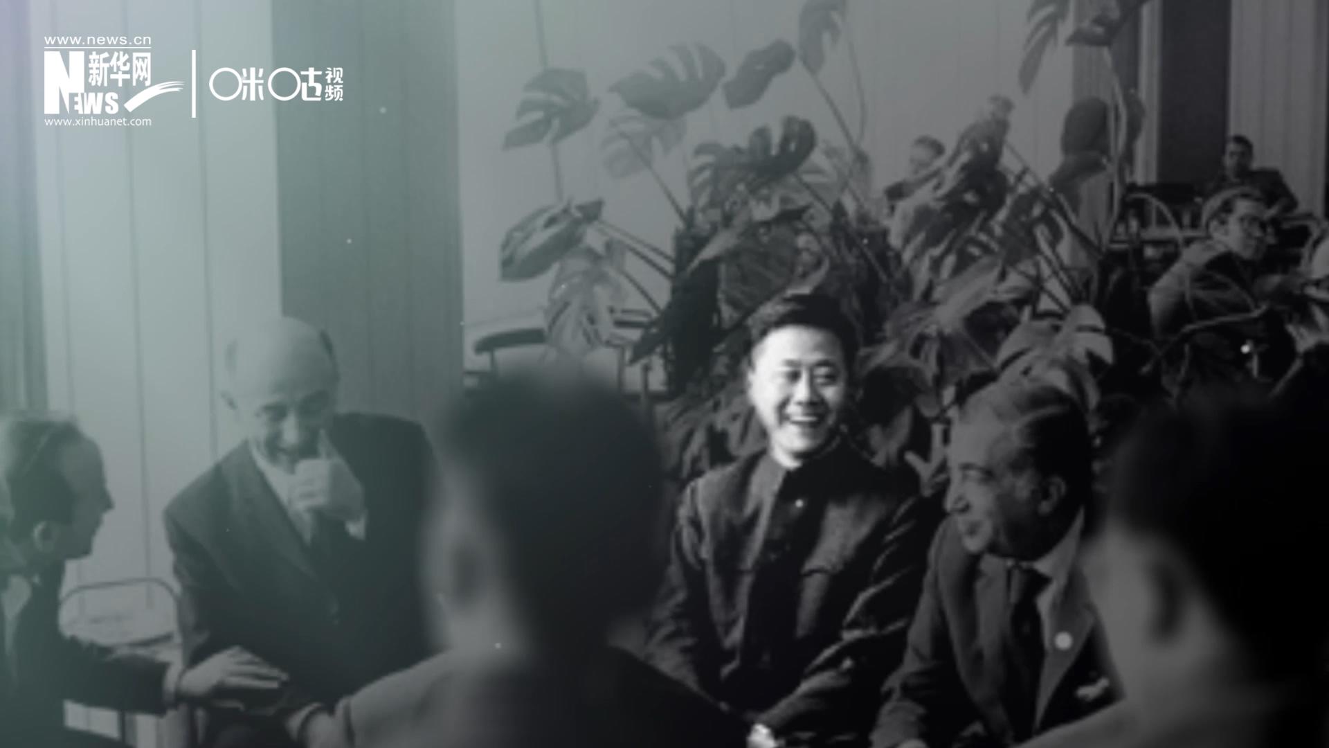 照片里的這個(gè)人是高梁，原新華社國(guó)際部記者。原本作為代表團(tuán)隨行記者的他接到通知，由他帶領(lǐng)一支先遣小組先行去紐約。